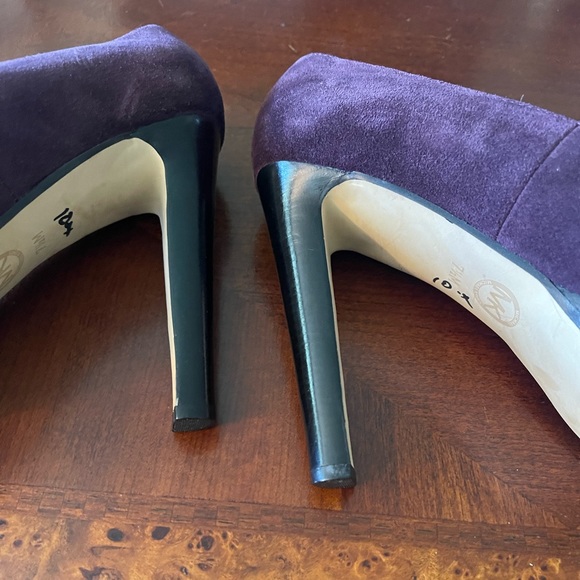 Michael Kors Purple, Black Suede Badass platform Gold MK pumps in size 7.5. - Picture 7 of 11